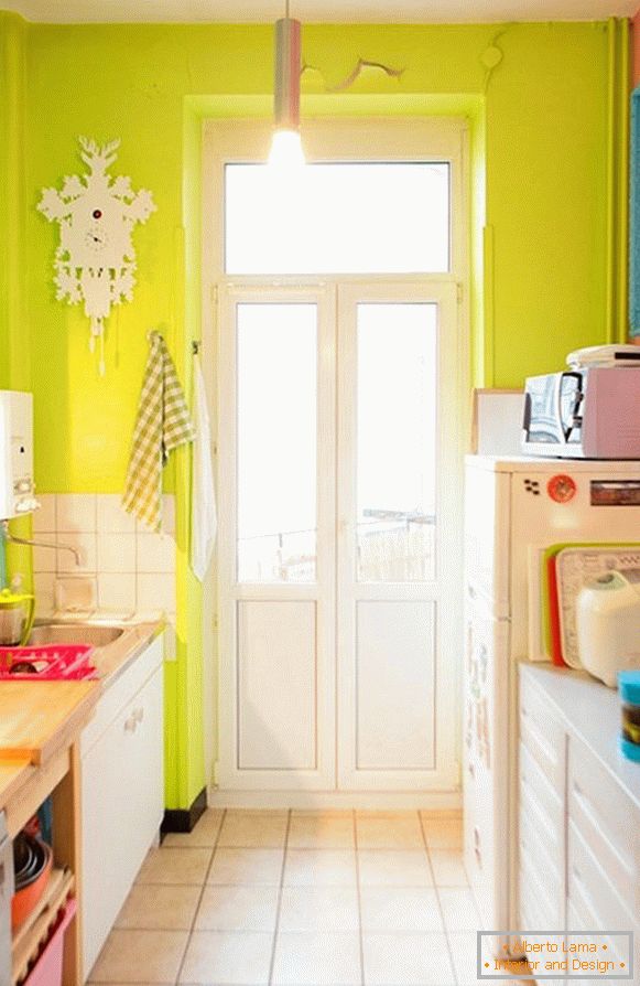 Interior da cozinha em cores brilhantes