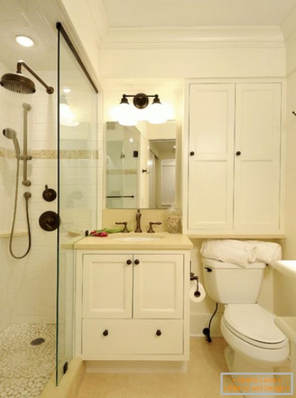 Cabine de duche estreita com divisória de vidro na casa de banho