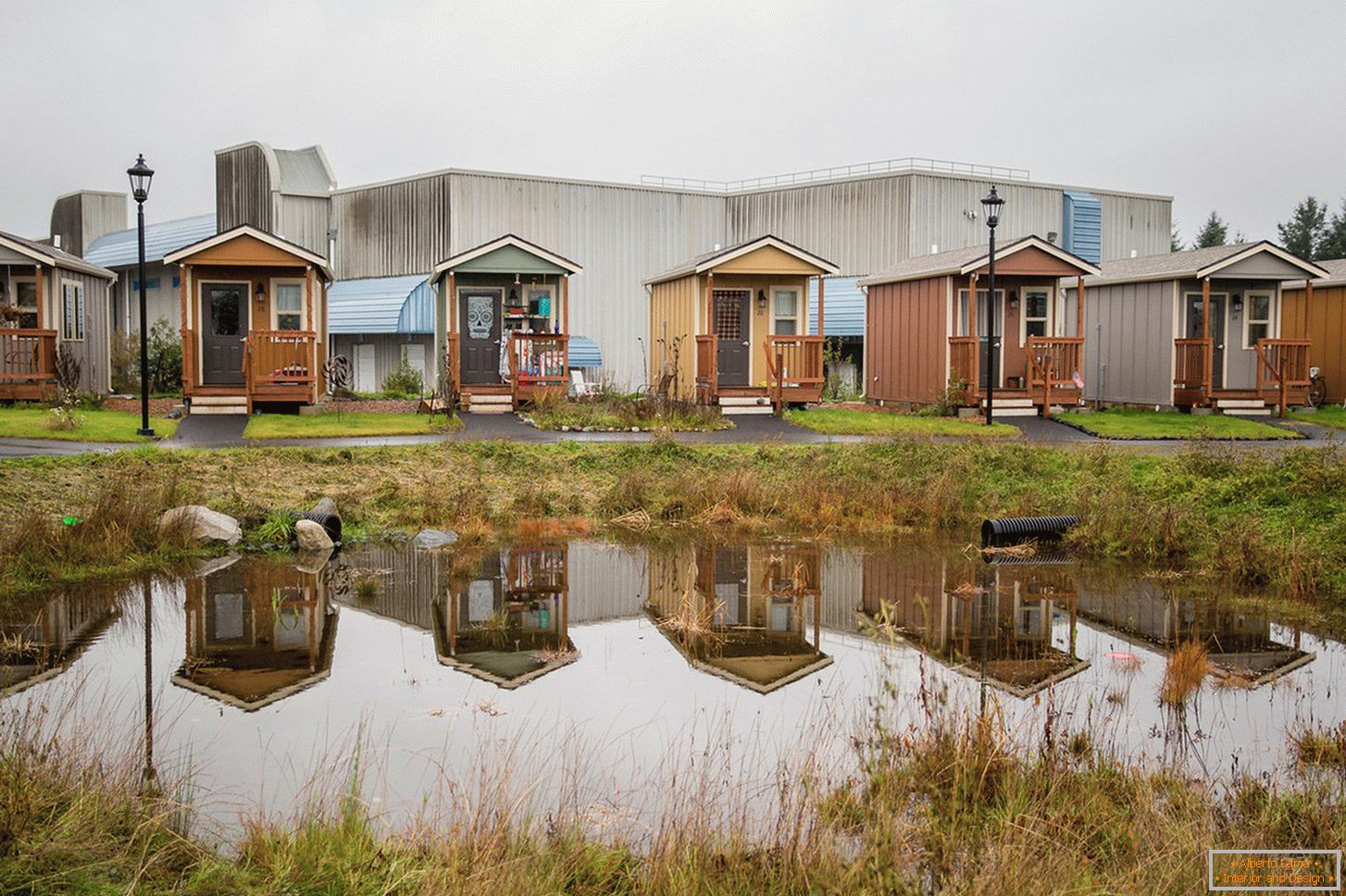 Pequenas casas à beira do lago