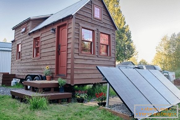 Uma pequena casa com painéis solares