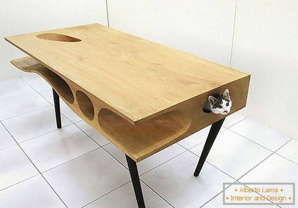 Uma mesa incomum com uma casa para um gato