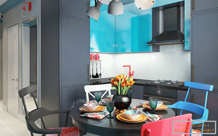 Exemplo de design de interiores de uma pequena cozinha na foto