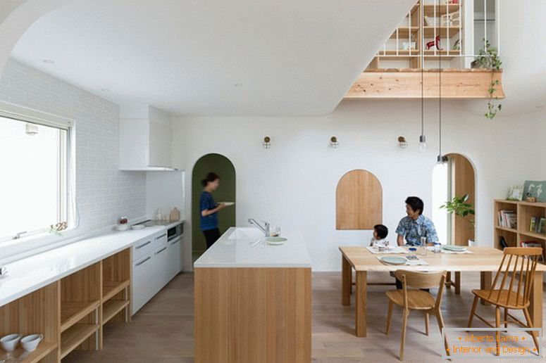 Uma pequena casa com arcos da ALTS Design Office