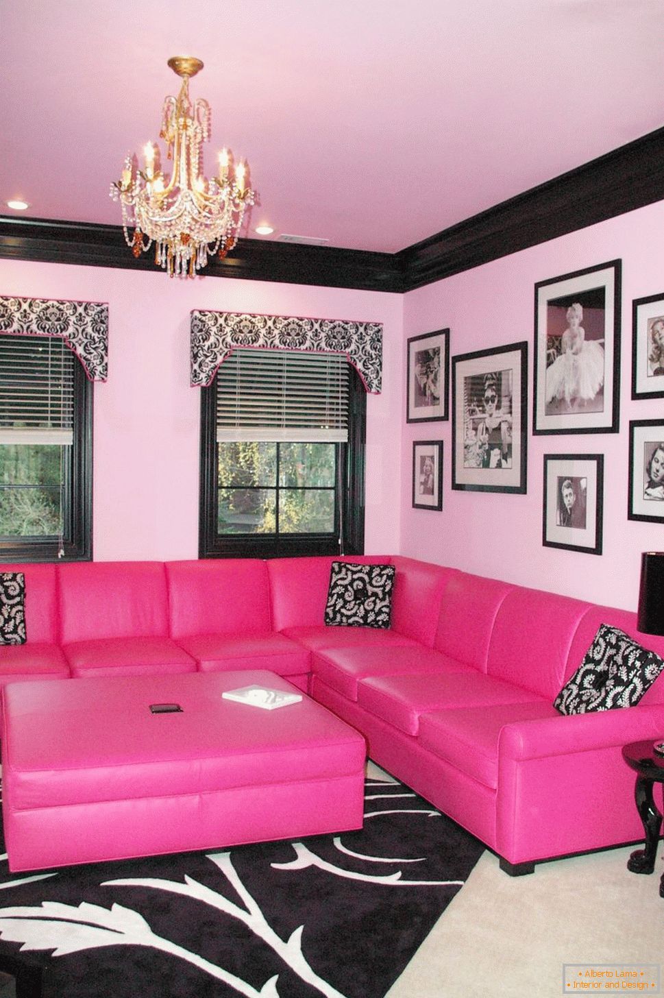 Sofá cor-de-rosa com almofadas em estilo oriental