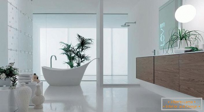 Uma grande casa de banho em estilo high-tech é feita em cores claras. Refresque o interior do quarto com flores frescas.