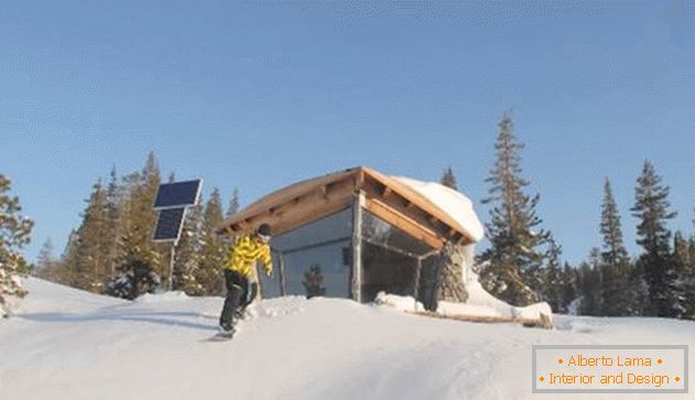 Foto de uma casa nas montanhas в солнечный день