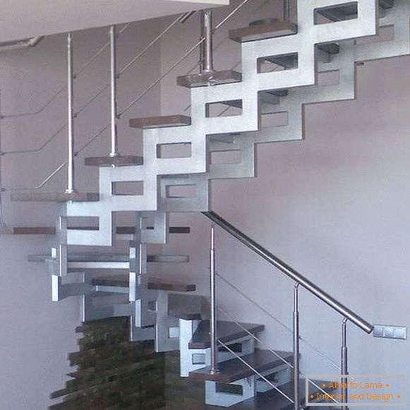 Escada de metal incomum em uma casa privada com escadas de madeira
