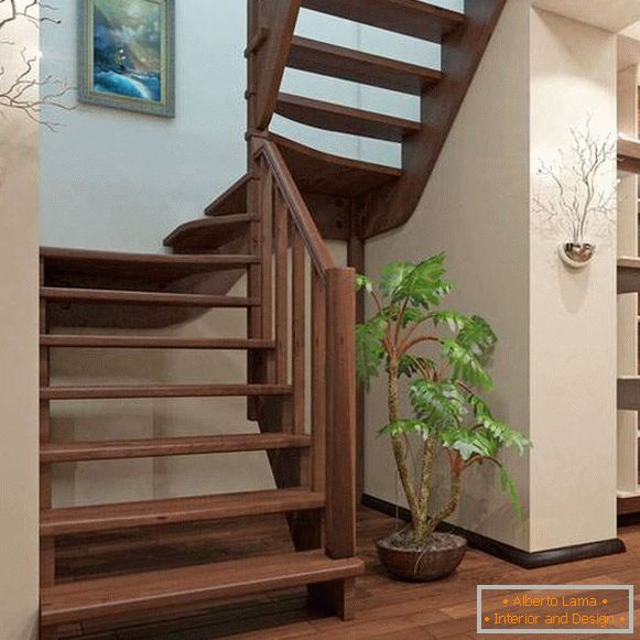 Escada de madeira com vários vãos em uma casa particular