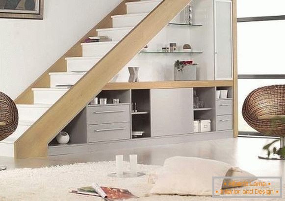 Projeto de escadas em uma casa particular - foto com móveis embutidos