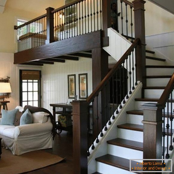 Projeto escadaria bonita em uma casa particular com corrimão de madeira