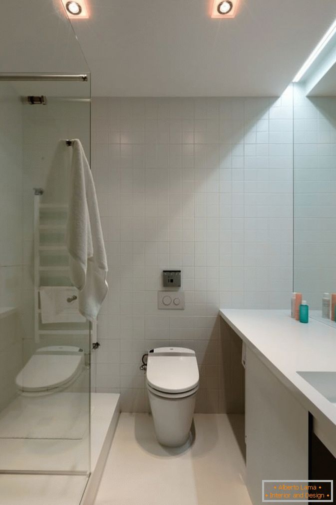 Uma casa de banho de um pequeno apartamento de dois quartos em Kiev