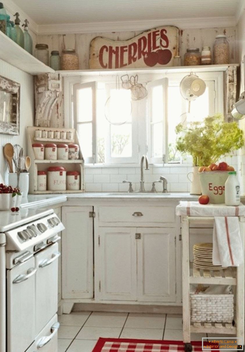 Pequena cozinha na cor branca