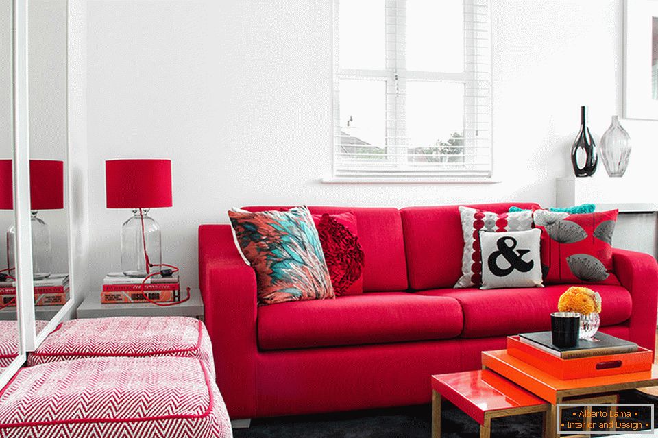 Acentos vermelhos no design da sala de estar