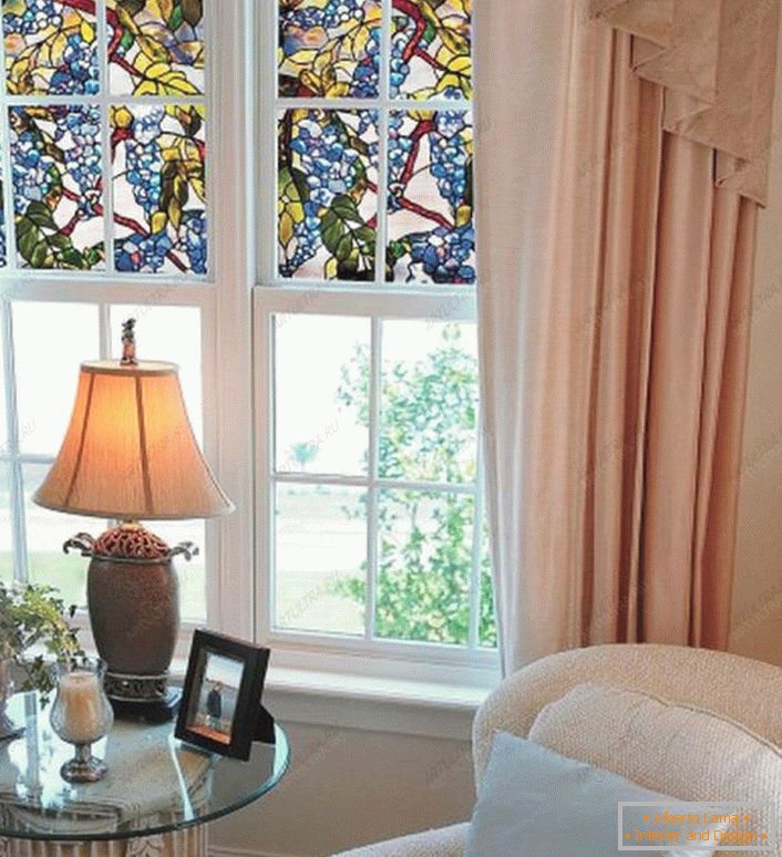 Películas de vidro colorido são coladas na metade da janela. Uma ótima maneira de se proteger da luz solar excessiva. 