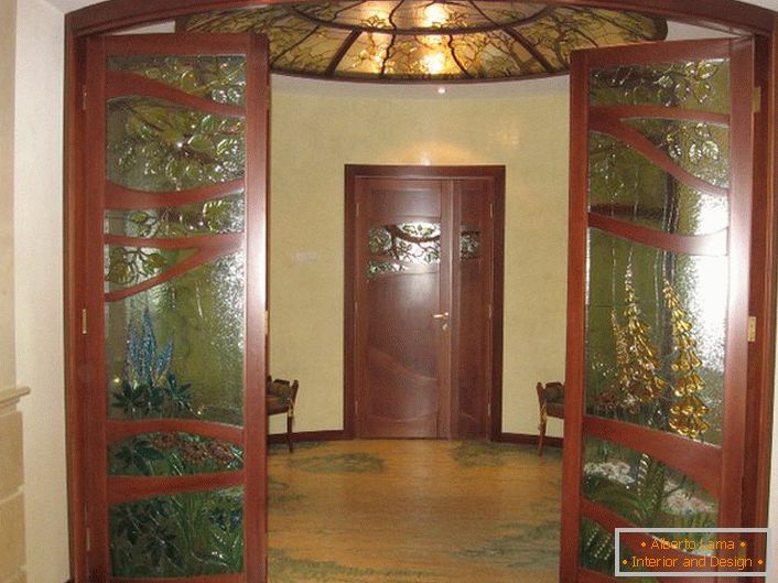 O teto de vidro colorido está em harmonia com o design das portas com inserções de vidro. 
