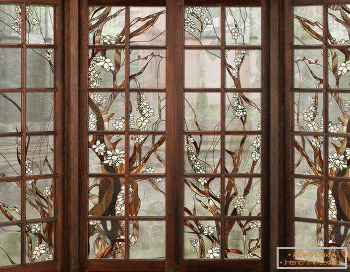 As janelas da moldura de madeira escura são decoradas com vitrais. Figura descomplicada adequada para design de interiores no estilo do país ou moderno.