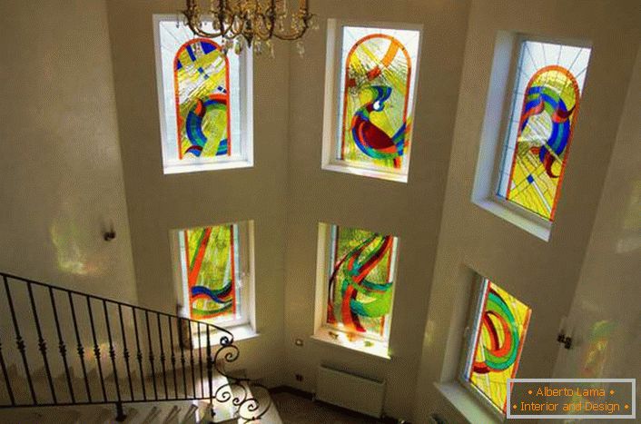 Decoração luxuosa de janelas com vitrais. Vários elementos estão unidos em uma única imagem. 