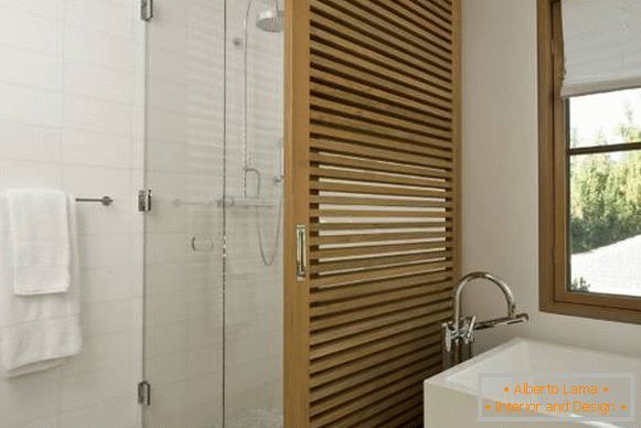 Divisórias de vidro e madeira em design de banheiro