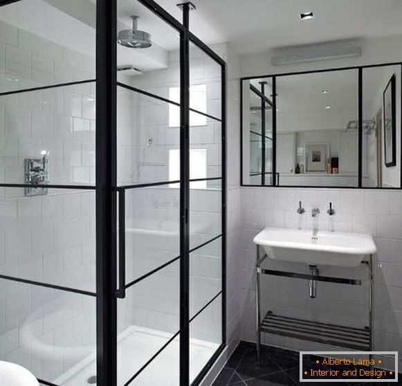 Interior de casa de banho preto e branco com uma cabine de duche