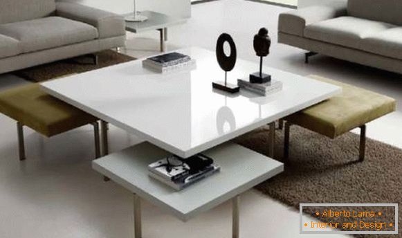 Um conjunto de móveis: uma mesa e cadeiras