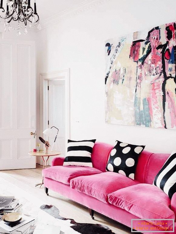 Sofá cor de rosa no interior da sala de estar Photo