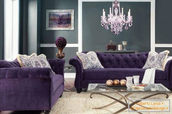 Sofá de veludo na cor violeta