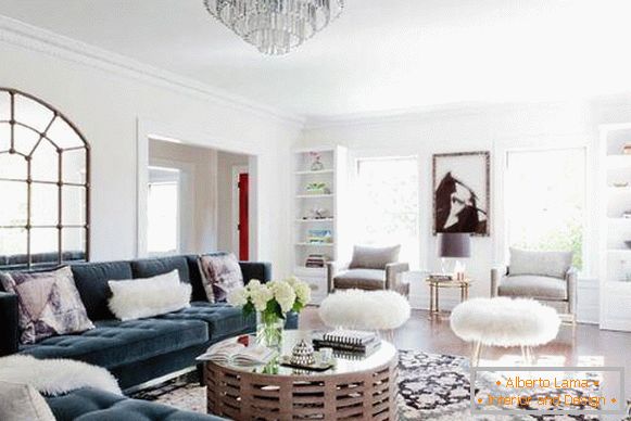 O design da sala de estar com um grande sofá de veludo