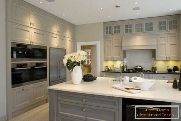 Combinação elegante de cores no interior - cinza e bege - na cozinha