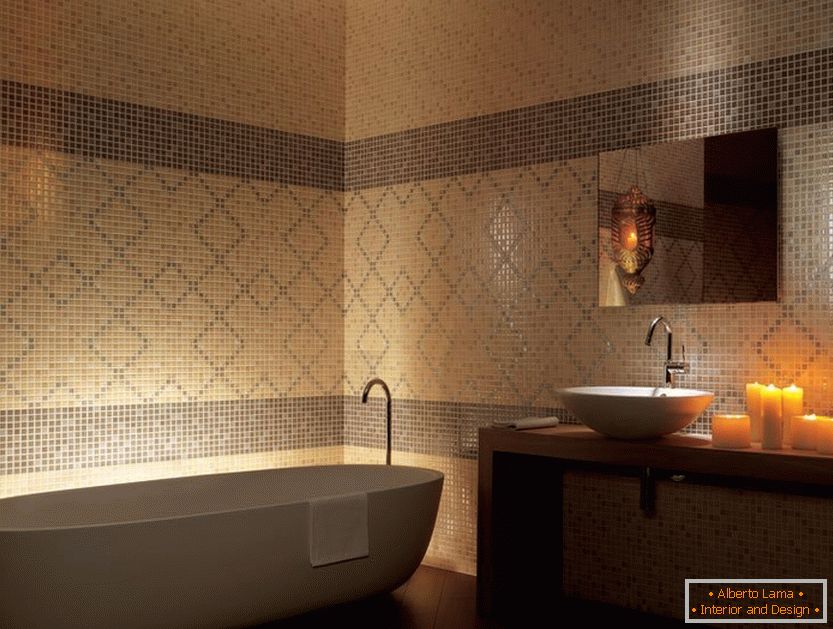 Mosaico cerâmico no interior do banheiro