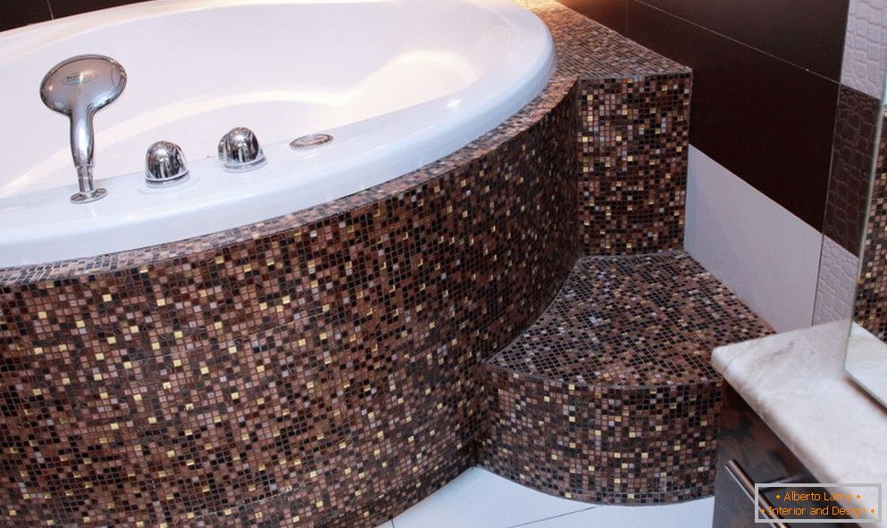 Mosaico em superfícies curvas no banheiro