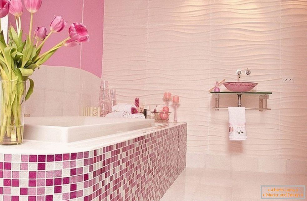 Casa de banho em rosa com mosaico