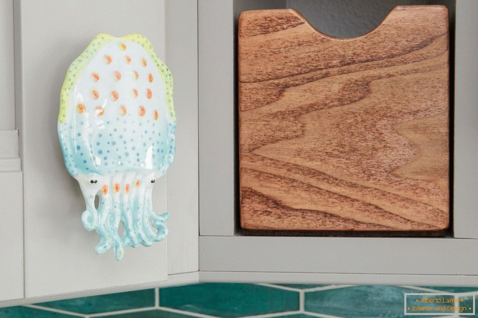 Maçaneta da porta em forma de lula na cozinha