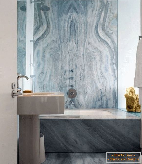 Casa de banho com mármore cinza-azul