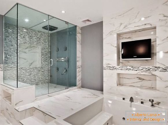 A combinação de mármore e azulejos no banheiro