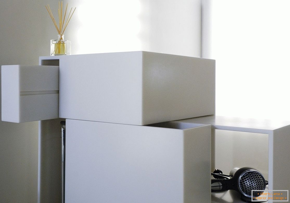 Design interessante do armário de cor branca em casa