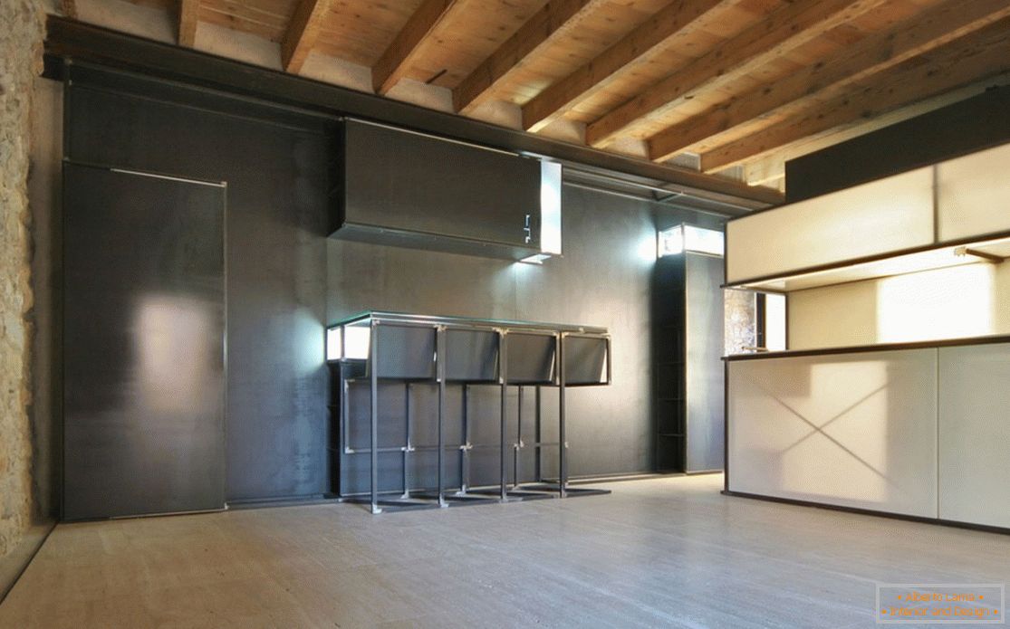 Uma bela combinação de fone de ouvido de cozinha branco e preto em casa em Brescia