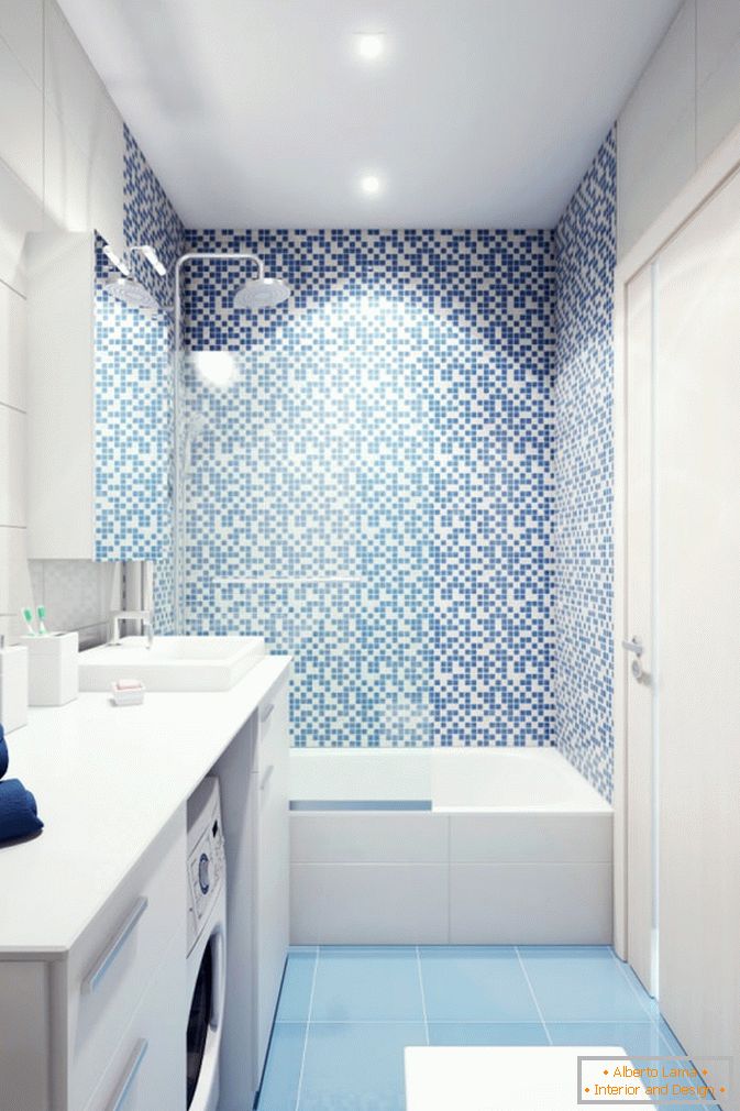 Banheiro branco e azul de um pequeno apartamento na Rússia