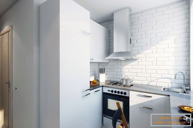 Cozinha branca de um pequeno apartamento na Rússia