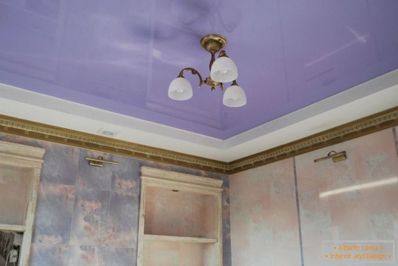 teto esticado de violeta no banheiro