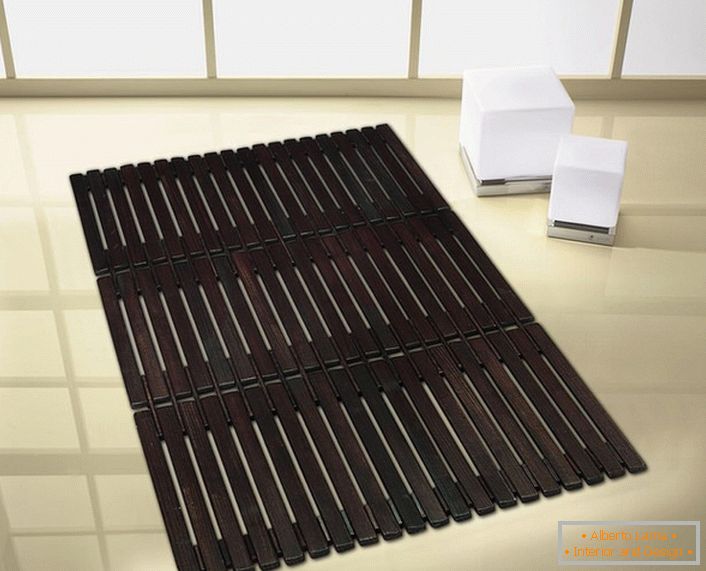 Tapete de banho de bambu é uma das inovações atraentes no design do banheiro. 