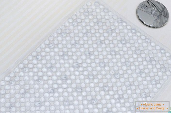 Tapete antiderrapante é adequado para chuveiro e banheira. Textura transparente não viola o conceito de intenção de design. 