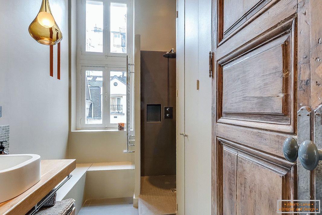 Casa de banho no estilo do minimalismo com acentos em antiguidades
