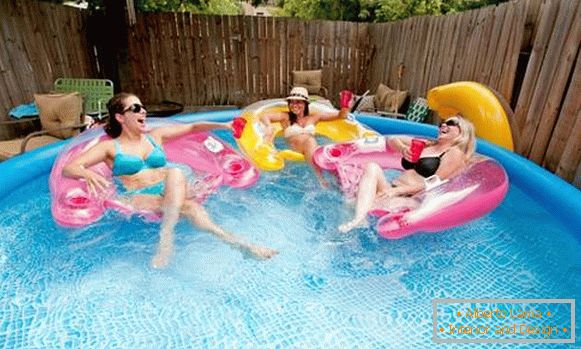 Piscina inflável de qualidade para residência de verão - fotos com adultos