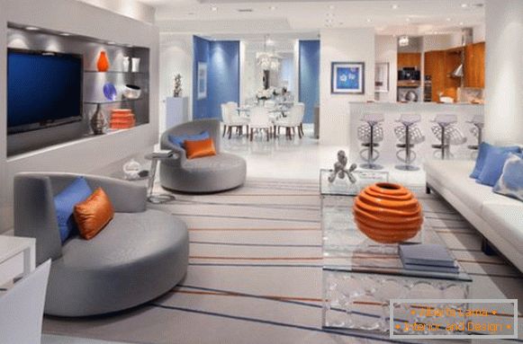 A combinação de laranja e azul na sala cinza