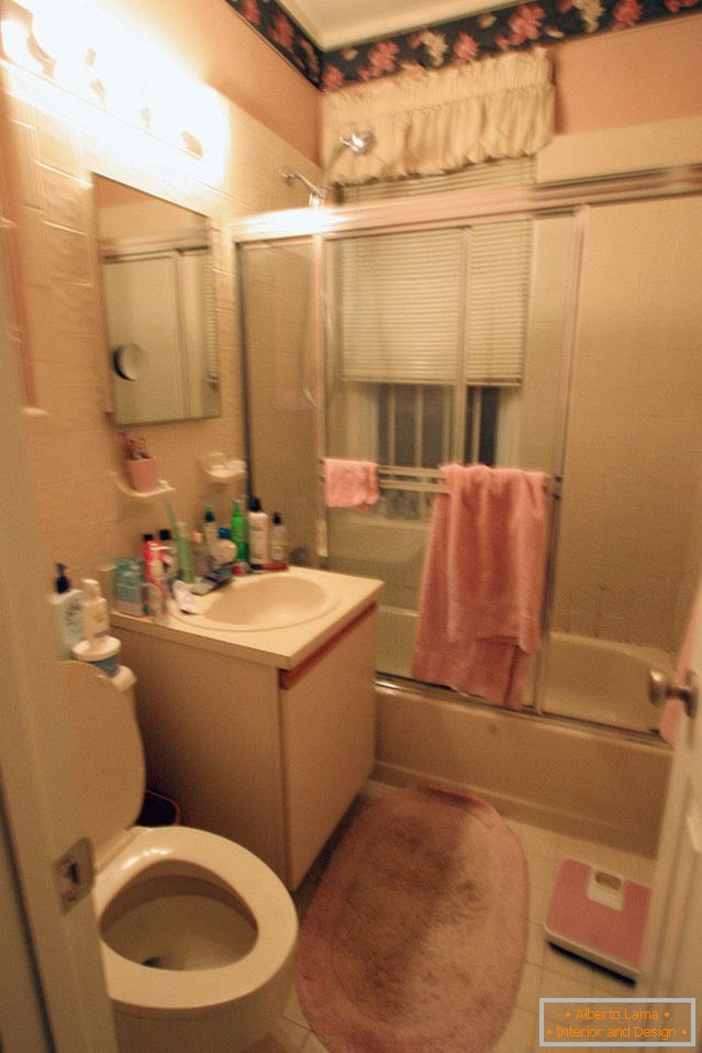 Interior de uma pequena casa de banho antes do reparo