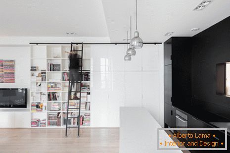 Registro de um pequeno apartamento em estilo preto e branco
