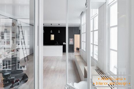 Divisórias transparentes no design de um pequeno apartamento