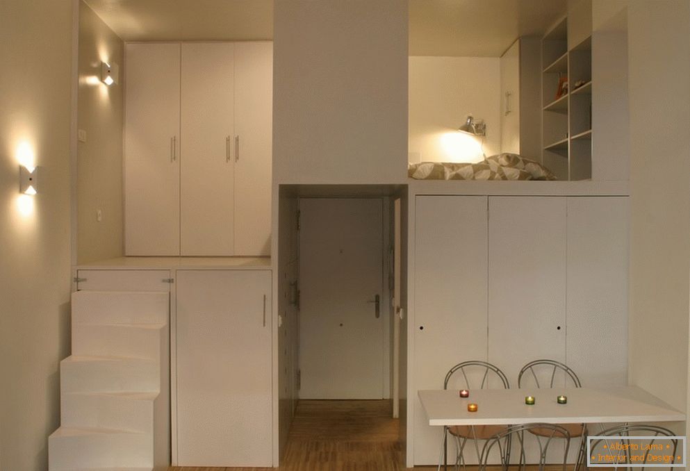 Pequena área de apartamento: loft elegante na cor branca
