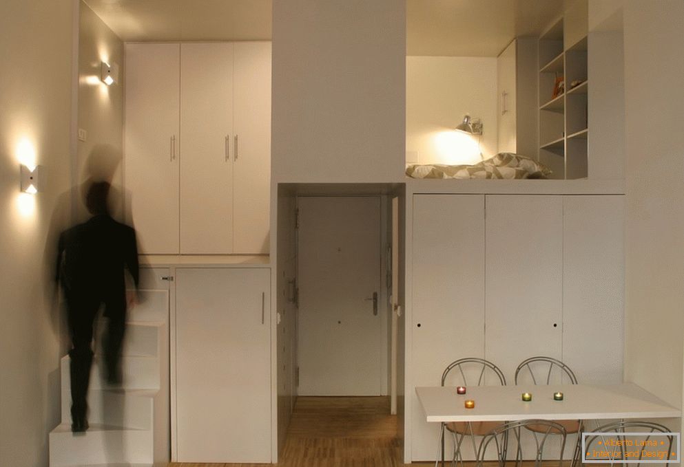 Móveis brancos em um pequeno apartamento
