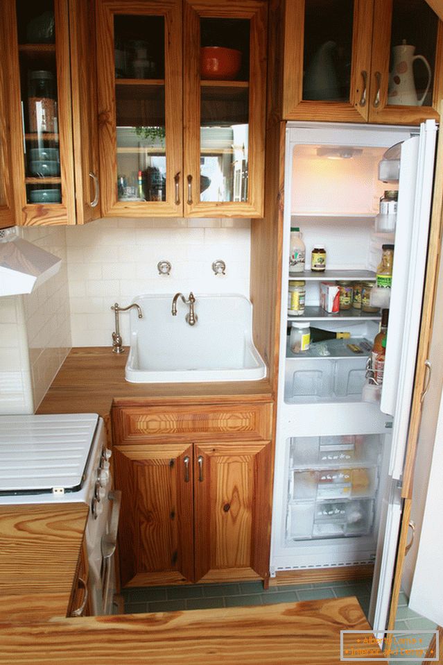 A geladeira escondida no interior da cozinha vintage